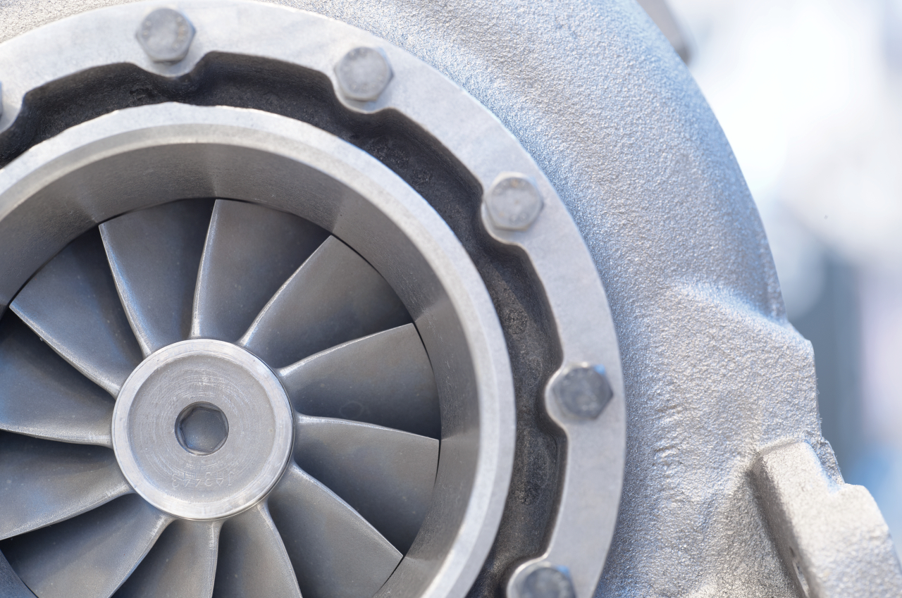 You are currently viewing Ce Este Turbosuflanta: Funcționare, Avantaje și Importanța în Performanța Motorului